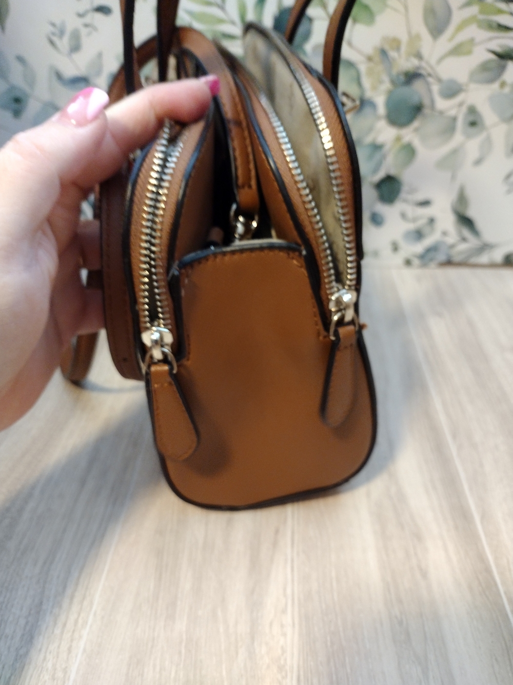 GUESS Two-Tone Tan and White Satchel Bag - Picture 5 of 10